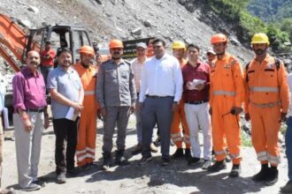 प्रभारी सचिव ने केदार घाटी में क्षतिग्रस्त मोटर मार्गों का किया निरीक्षण 