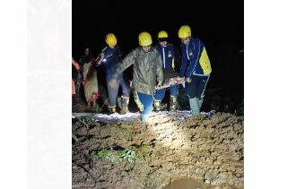 मलबे में फंसी एम्बुलेंस, गर्भवती महिला को एसडीआरएफ ने पहुंचाया अस्पताल