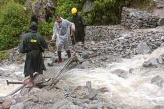 फूलों की घाटी के गदेरे में बढ़ा पानी, फंसे पर्यटक को सकुशल निकाला 