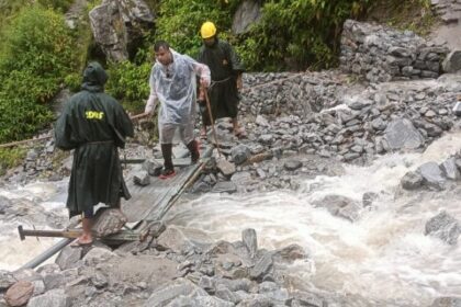 फूलों की घाटी के गदेरे में बढ़ा पानी, फंसे पर्यटक को सकुशल निकाला 
