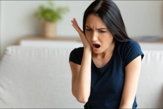 डेंटल प्रॉब्लम से परेशान हैं? तो इन लक्षणों को न करें नजरअंदाज, हो सकता है कैंसर