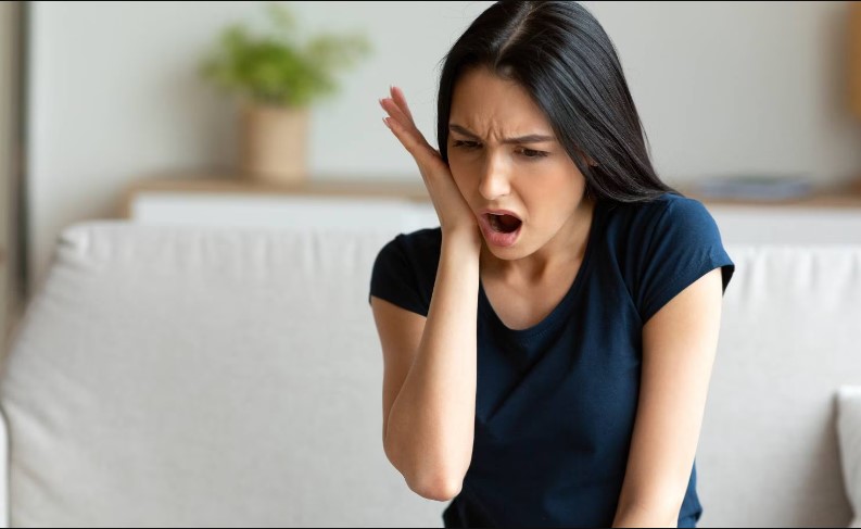 डेंटल प्रॉब्लम से परेशान हैं? तो इन लक्षणों को न करें नजरअंदाज, हो सकता है कैंसर