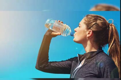 क्या बोतल में मुंह लगाकर पानी पीने से सेहत पर पड़ता है कोई असर? जानें क्या है जवाब