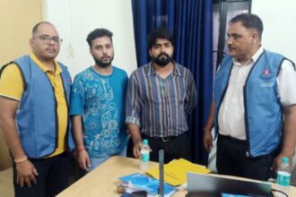 जूनियर इंजीनियर व दलाल को रिश्वत लेते किया गिरफ्तार