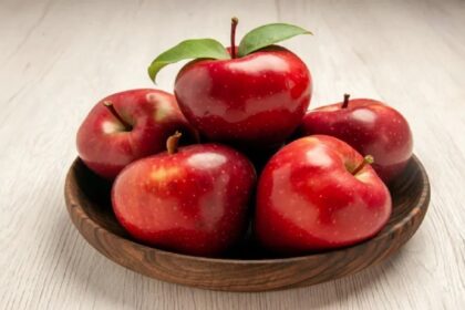 सेब को छीलकर खाना चाहिए या बिना छीले? यहां जानें सही तरीका