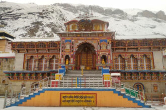 मानसून की विदाई से पहले बदरीनाथ धाम की ऊंची चोटियों पर हुई सीजन की पहली बर्फबारी