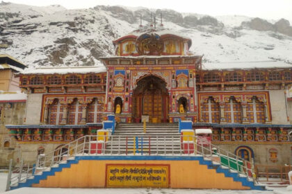 मानसून की विदाई से पहले बदरीनाथ धाम की ऊंची चोटियों पर हुई सीजन की पहली बर्फबारी
