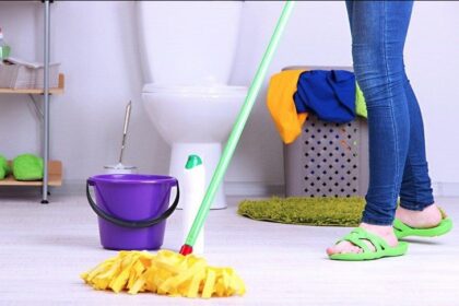 बाथरूम के फर्श को साफ करने के लिए आजमाएं ये टमाटर का खास नुस्खा, चमकने लगेगा हर कोना