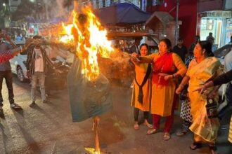 सैलून का काम करने वाले मुस्लिम युवक ने नाबालिग से की छेड़छाड़, आक्रोशित जनता ने किया सीएम का पुतला दहन 