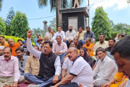 धस्माना के नेतृत्व में गांधी पार्क में बापू की प्रतिमा के आगे धरना