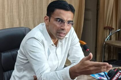 डीएम ने मुख्य नगर स्वास्थ्य अधिकारी से छीने कई काम