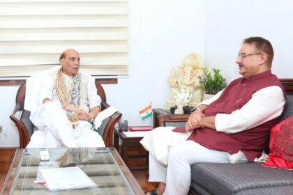 सैनिक कल्याण मंत्री गणेश जोशी ने रक्षा मंत्री राजनाथ सिंह से की शिष्टाचार भेंट 