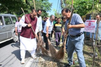 कैबिनेट मंत्री गणेश जोशी ने स्वच्छता ही सेवा कार्यक्रम में प्रतिभाग कर सड़क पर झाड़ू लगाकर दिया स्वच्छता का संदेश 