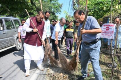 कैबिनेट मंत्री गणेश जोशी ने स्वच्छता ही सेवा कार्यक्रम में प्रतिभाग कर सड़क पर झाड़ू लगाकर दिया स्वच्छता का संदेश 