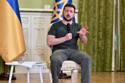 चुनाव करवाने के बजाए पद पर जमे हुए हैं जेलेंस्की