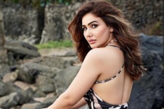 कंगना शर्मा ने रिवीलिंग आउटफिट पहन दिए सेक्सी पोज, एक्ट्रेस की हॉटनेस ने बढ़ाया सोशल मीडिया का तापमान
