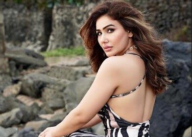 कंगना शर्मा ने रिवीलिंग आउटफिट पहन दिए सेक्सी पोज, एक्ट्रेस की हॉटनेस ने बढ़ाया सोशल मीडिया का तापमान