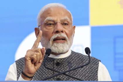 प्रधान मंत्री नरेंद्र मोदी ने झारखंड के जमशेदपुर में प्रधानमंत्री आवास योजना ग्रामीण के तहत लाभार्थियों को स्वीकृति पत्र वितरित किए