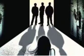 10 साल तक अपनी पत्नी को नशीला पदार्थ देकर अजनबी लोगों से करवाता रहा बलात्कार, जानिए यह पूरा मामला 