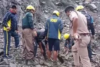 केदारनाथ से लौट रहे यात्री मलबे में फंसे, पांच की मौत