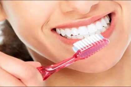 टूथब्रश से भी बीमार पड़ सकते हैं आप, जान लीजिए कैसे रख सकते हैं इसे साफ