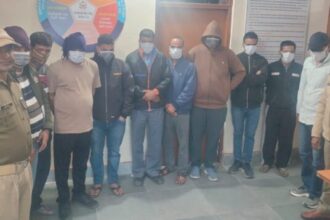 सार्वजनिक स्थान पर जुआ खेल रहे 11 गिरफ्तार