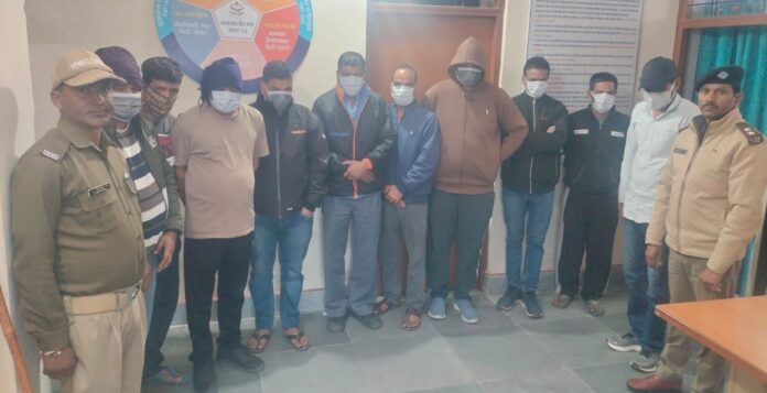 सार्वजनिक स्थान पर जुआ खेल रहे 11 गिरफ्तार