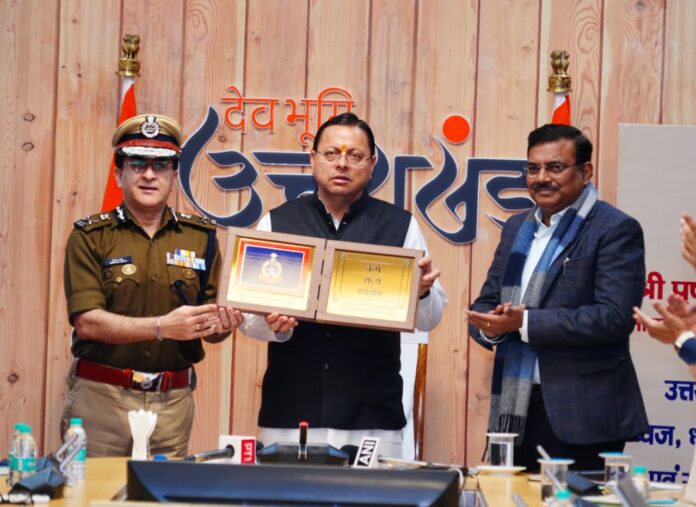 उत्तराखंड पुलिस को मिला नया ध्वज और प्रतीक चिन्ह