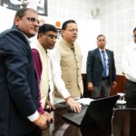 आठवें दिन भी सड़क के लिए फावड़ा चलाते रहे ग्रामीण