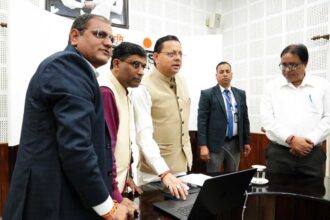 आठवें दिन भी सड़क के लिए फावड़ा चलाते रहे ग्रामीण