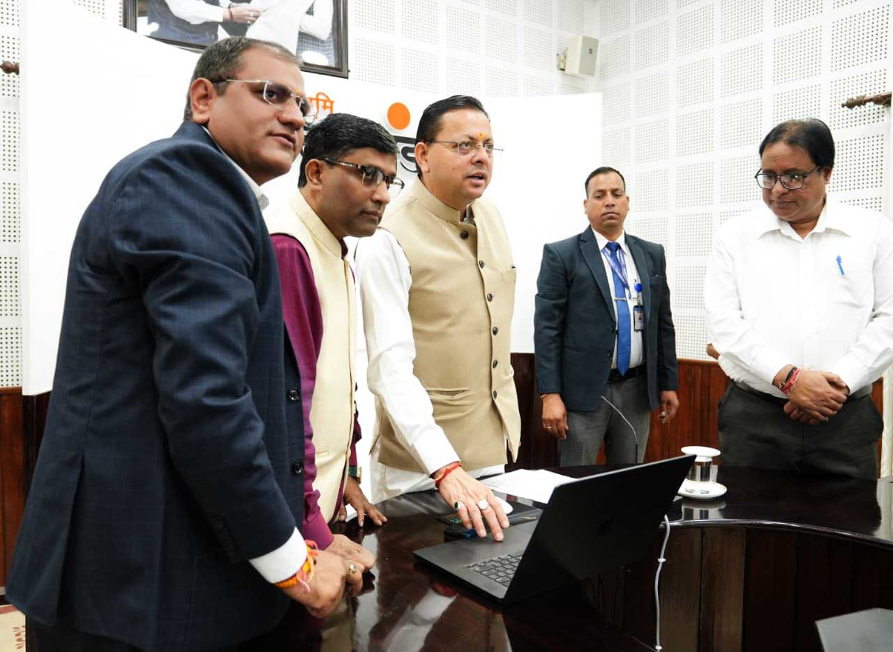 आठवें दिन भी सड़क के लिए फावड़ा चलाते रहे ग्रामीण
