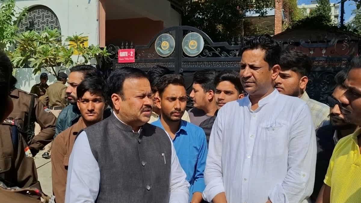 स्कूल की छात्रा से छेड़छाड़ मामले में आरोपी टीचर सस्पेंड