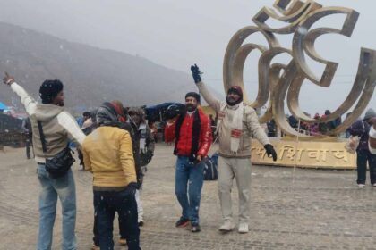 बाबा केदार की नगरी में हुई बर्फबारी से खिले श्रद्धालुओं के चेहरे