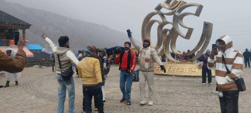 बाबा केदार की नगरी में हुई बर्फबारी से खिले श्रद्धालुओं के चेहरे