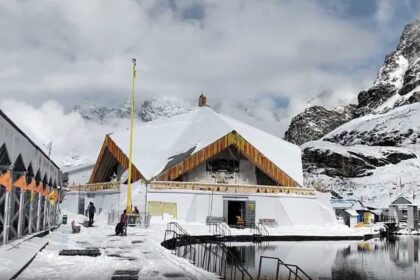 शीतकाल के लिए कपाट बंद होने से पहले हेमकुंड साहिब में बर्फबारी