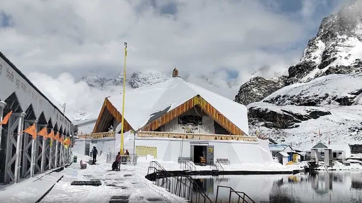 शीतकाल के लिए कपाट बंद होने से पहले हेमकुंड साहिब में बर्फबारी