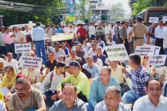 मिनिस्टीरियल कर्मचारियों का फूटा गुस्सा, किया सचिवालय कूच