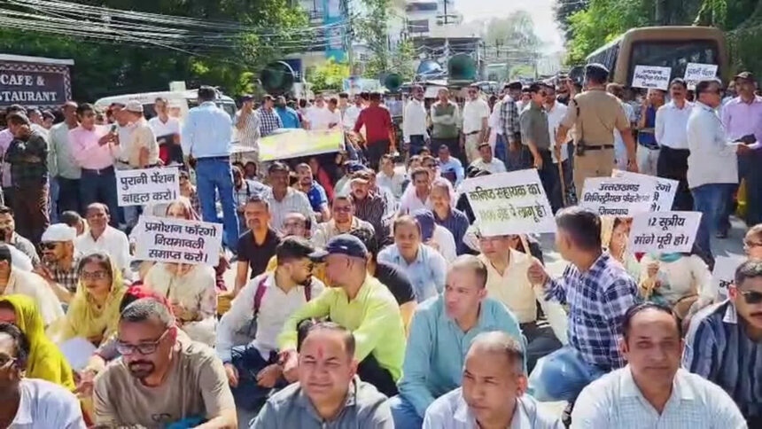 मिनिस्टीरियल कर्मचारियों का फूटा गुस्सा, किया सचिवालय कूच