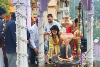 पहली नवरात्रि पर मां नयना देवी मंदिर पहुंची जहान्वी कपूर