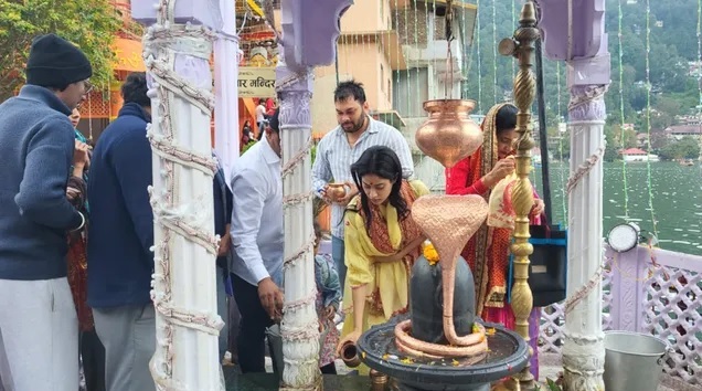 पहली नवरात्रि पर मां नयना देवी मंदिर पहुंची जहान्वी कपूर