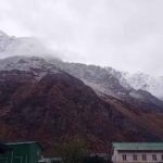 बदरीनाथ धाम की चोटियों पर बर्फबारी से निचले इलाकों में बढ़ी सर्दी