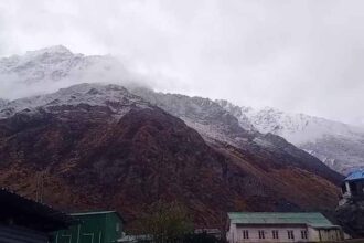 बदरीनाथ धाम की चोटियों पर बर्फबारी से निचले इलाकों में बढ़ी सर्दी
