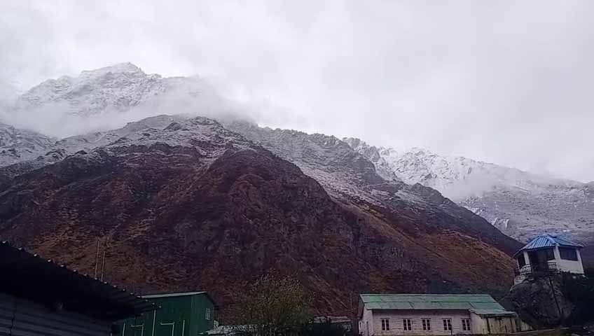 बदरीनाथ धाम की चोटियों पर बर्फबारी से निचले इलाकों में बढ़ी सर्दी