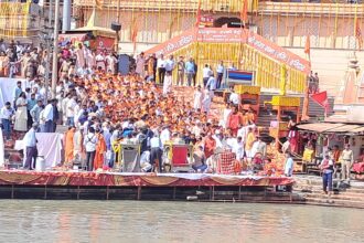 कैबिनेट बैठक से पहले सीएम धामी और मंत्रियों ने की गंगा पूजा