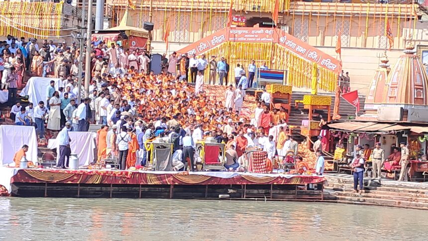 कैबिनेट बैठक से पहले सीएम धामी और मंत्रियों ने की गंगा पूजा