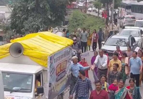बेस अस्पताल का दर्जा देने की मांग लेकर आन्दोनकारी पैदल दून रवाना