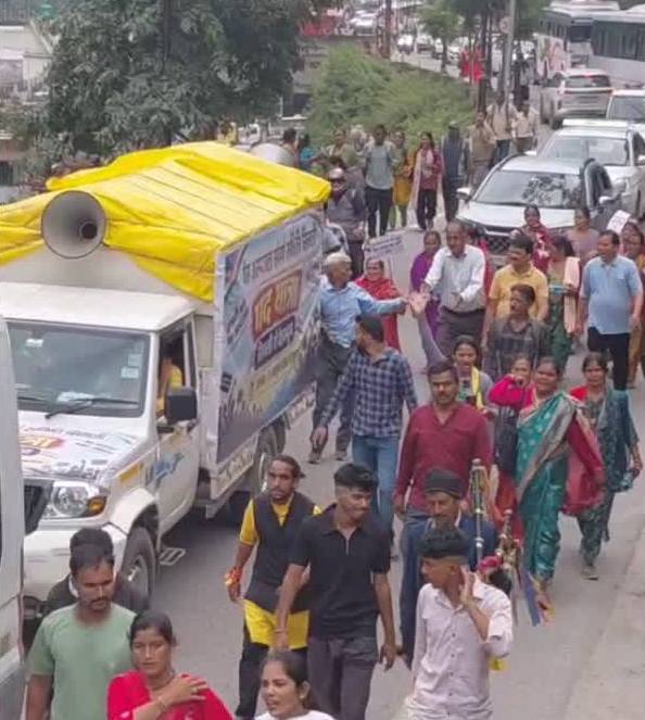 बेस अस्पताल का दर्जा देने की मांग लेकर आन्दोनकारी पैदल दून रवाना