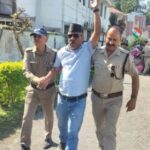 चुनाव आयोग कार्यालय पर तालाबंदी करने पहुँचे आप के कई कार्यकर्ता हिरासत में