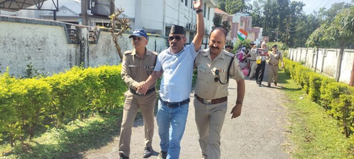 चुनाव आयोग कार्यालय पर तालाबंदी करने पहुँचे आप के कई कार्यकर्ता हिरासत में
