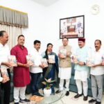 कार से तमंचा लहराने के आरोप दो सगे भाईयों सहित तीन गिरफ्तार